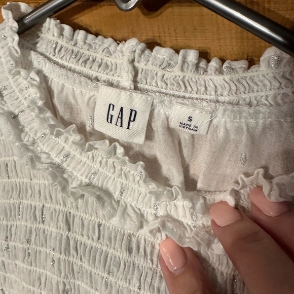 Gap White Sheer Lightweight Top w/Silver Design & Rouching Sz Small Fairycore - Picture 3 of 8